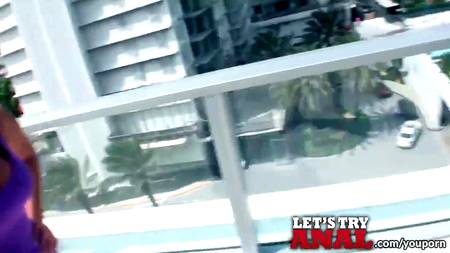 Брюнетка отсосала и дала в попку