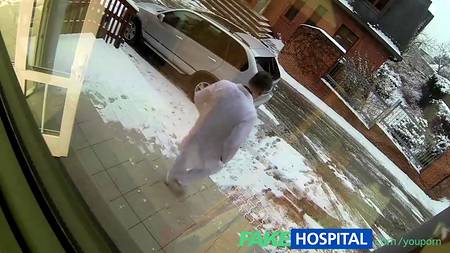 Ненасытный доктор любит расслабляться с пациентками