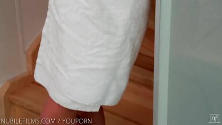 Сочные лесбухи кончают в конце безудержной оргии