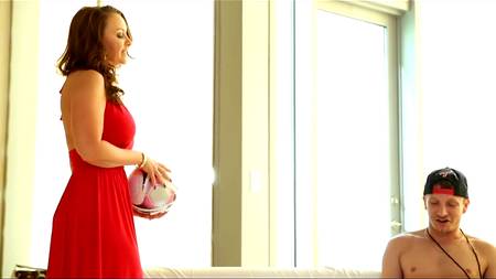 Грубый спортсмен получил вагинальное родео от соседки