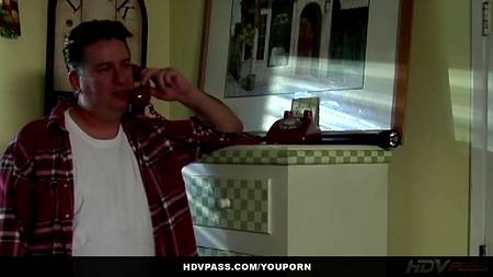 Студент жестко трахает свою учительницу на столе