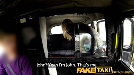 Водитель такси обожает раскручивать пассажирок на секс