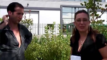 Распутная толстушка натягивает анус на жесткий член соседа