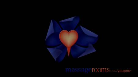 Массажистка наградила клиентку замечательным фистингом