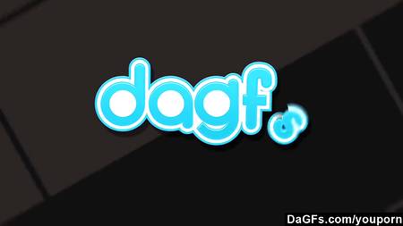 Вставила в попу прозрачный дилдо