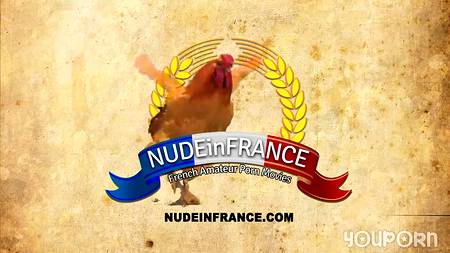 Две студентки отдались незнакомым парням в большой комнате