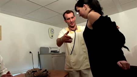 Двое врачей жестко растягивают задний проход брюнетке в черных чулках