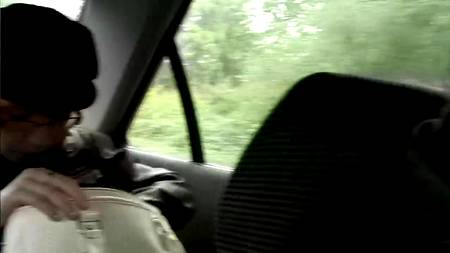 Девушка расплатилась натурой с пожилым таксистом и его друзьями