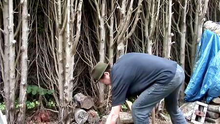 Девушка расплатилась натурой с пожилым таксистом и его друзьями