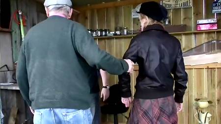 Девушка расплатилась натурой с пожилым таксистом и его друзьями