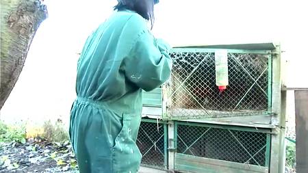 Два слесаря позанимались любовью с молодой клиенткой