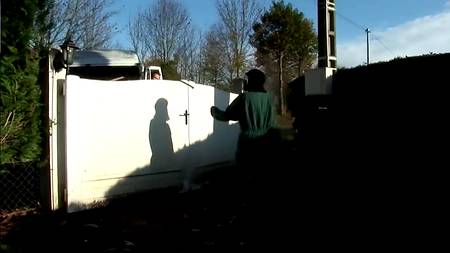 Два слесаря позанимались любовью с молодой клиенткой