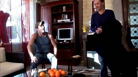 Два слесаря позанимались любовью с молодой клиенткой