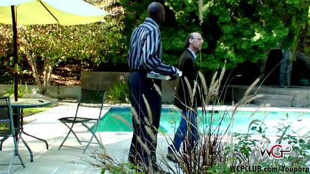 Обладательница классных сисек потрахалась с мужественным негром