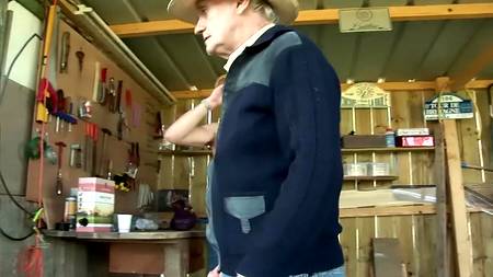 Два фермера поимели толстую блондинку у себя в сарае