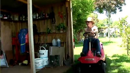 Два фермера поимели толстую блондинку у себя в сарае