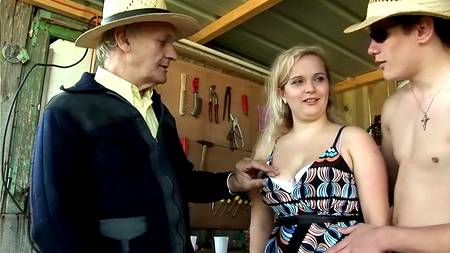 Два фермера поимели толстую блондинку у себя в сарае