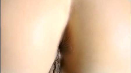 Три мужика оттрахали в кровати молодую распутную шлюшку