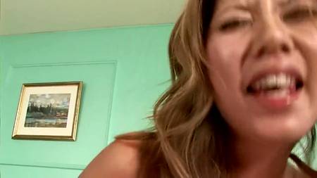 Горячая японка испытала мощный оргазм