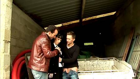 Двое парней поимели брюнетку прямо в гараже