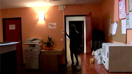 Спортивные мужики подарили зрелой бабе секс на работе