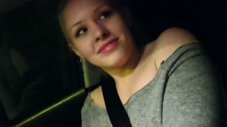 Мужик раскрутил в своем автомобиле пассажирку на секс