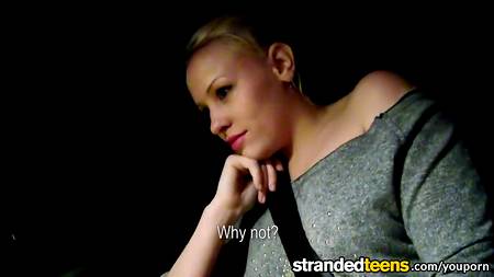 Мужик раскрутил в своем автомобиле пассажирку на секс