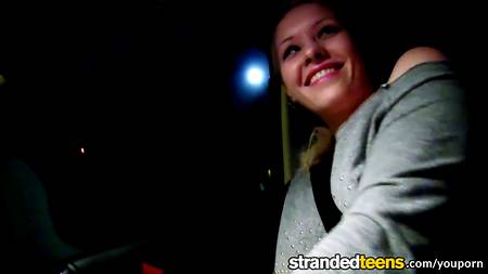 Мужик раскрутил в своем автомобиле пассажирку на секс