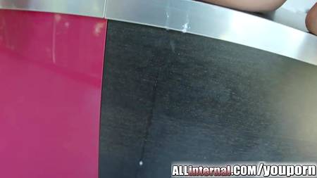 Рыжая девушка активно расслабляет дружка ранним утром