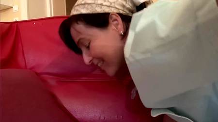 Похотливая соседка соблазнила в душевой комнате милого парня