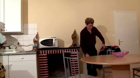 Похотливая соседка соблазнила в душевой комнате милого парня