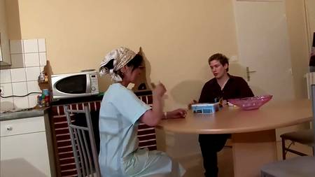 Похотливая соседка соблазнила в душевой комнате милого парня