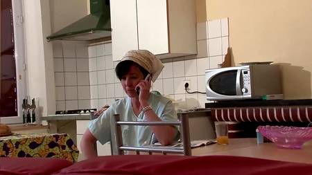 Похотливая соседка соблазнила в душевой комнате милого парня