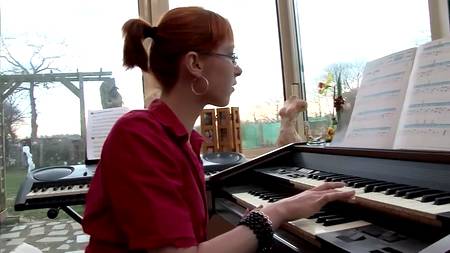 Рыжеволосая девушка сильно возбудилась