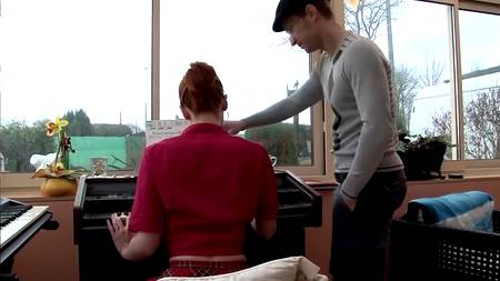 Рыжеволосая девушка сильно возбудилась