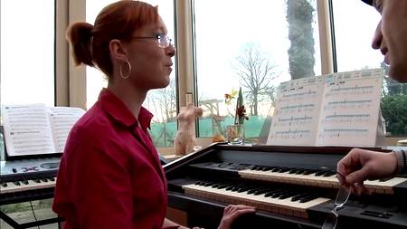 Рыжеволосая девушка сильно возбудилась