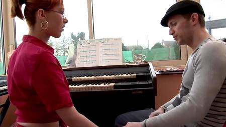 Рыжеволосая девушка сильно возбудилась