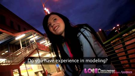 Сперма стекает по ножкам красавицы