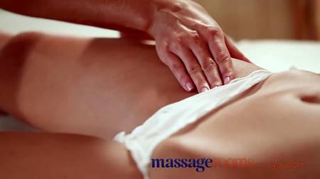 Откровенное лесбо на массажном столе