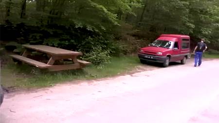 Парень поимел грудастую подружку в своем удобном фургоне