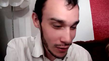 Уверенные в себе брюнеты расслабились с грудастой любовницей