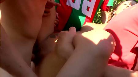 Три пацана устроили с сельской девчонкой секс на улице