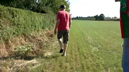 Три пацана устроили с сельской девчонкой секс на улице