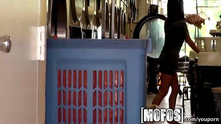 Приятное знакомство в прачечной