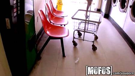 Приятное знакомство в прачечной