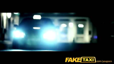 Таксист жестко поимел белокурую пассажирку