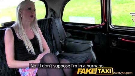 Таксист жестко поимел белокурую пассажирку