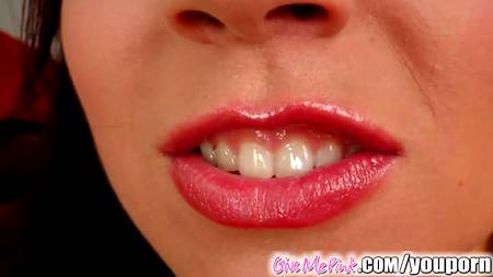 Куколка с большой задницей купила в магазине огромный огурец