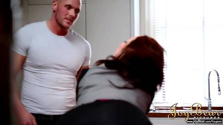 Девчонка предпочитает заниматься сексом с зрелыми мужиками