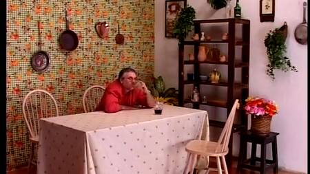 Седой мужик пропихивает член в анус толстушки и долбит ее в кровати